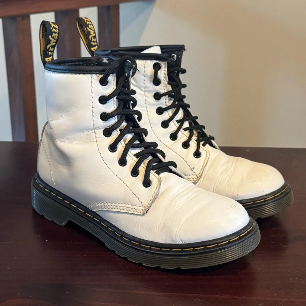 Dr. Martens Doc docs white leather 1460 J youth kids size 2 combat  boots